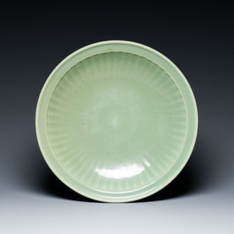 Grand plat en porcelaine de Chine céladon de Longquan, Yuan/Ming