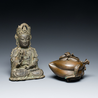 Een Chinese bronzen Boeddha en een perzikvormige wierookbrander, Ming en Qing