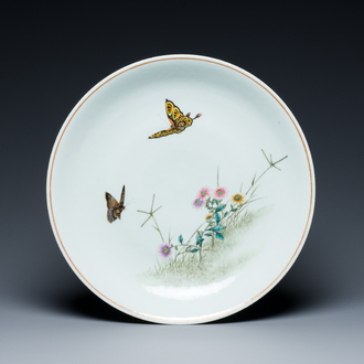 Plat en porcelaine de Chine famille rose figurant deux papillons, marque de Jingdezhen 景德鎮, daté 1955