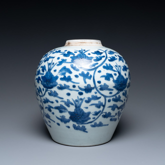 Pot en porcelaine de Chine en bleu et blanc à décor de rinceaux de lotus, période Transition