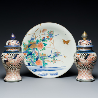 Une paire de vases couverts ajourés à double parois et un plat en porcelaine Imari de Japon, Edo, 18/19ème