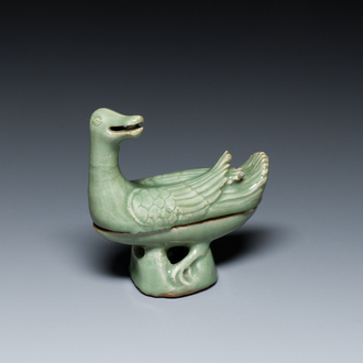 Een Chinese Longquan celadon wierookbrander in de vorm van een eend, Ming