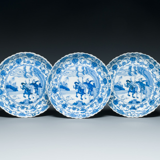Drie Japanse blauw-witte 'Joosje te paard' borden in Chinese Kangxi-stijl, Edo, 18e eeuw