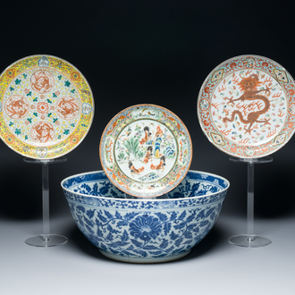 A large Chinese blue and white 'lotus scrolls' bowl and three famille rose plates, 19/20th C.