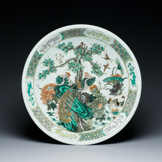 Grand plat en porcelaine de Chine famille verte à décor de phénix, 19ème