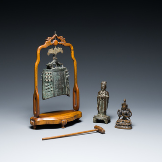 Een Chinese bronzen bel en twee sculpturen, Ming en later