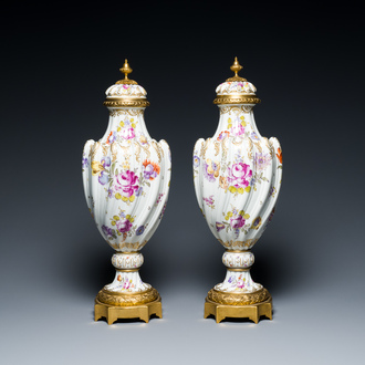 Paire de vases en porcelaine polychrome de Meissen aux montures en bronze doré, Allemagne, 19ème