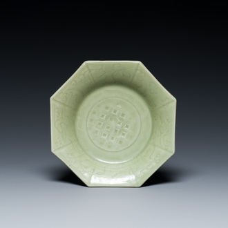 Een Chinese octagonale Longquan celadon schotel met onderglazuur decor, Ming