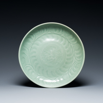 Plat en porcelaine de Chine céladon de Longquan à décor incisé, Ming