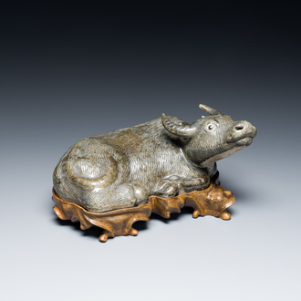 Sculpture en porcelaine de Chine à émail brun-gris d'un buffle d'eau couché sur socle en bois, 19ème