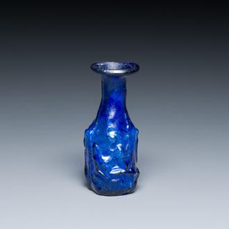 Flacon romain à sujet érotique en verre bleu moulé dit 'sidonien', Méditerranée orientale, ca. 1er siècle