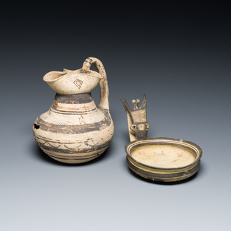 Une cruche de type 'oenochoé' en céramique grecque et un bol en céramique daunienne, Italie du Sud, 6/3ème siècle av. J.-C.