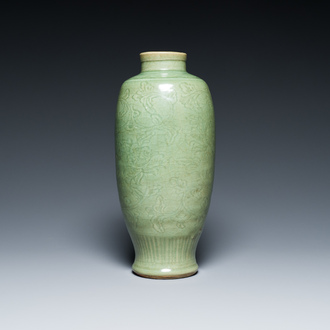 Vase en porcelaine de Chine en céladon de Longquan à décor floral incisé, Ming