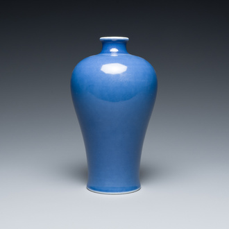Vase de forme 'meiping' en porcelaine de Chine en bleu monochrome, marque de Qianlong, République