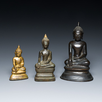 Drie Birmaanse bronzen sculpturen van Boeddha, 15/16e eeuw