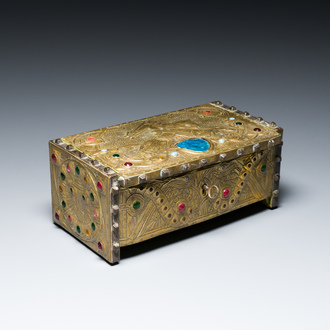 Alfred Daguet (Parijs, 1875-1942): Neogotisch koffertje in metaal, gehamerd koper en glazen cabochons, gedateerd 1907
