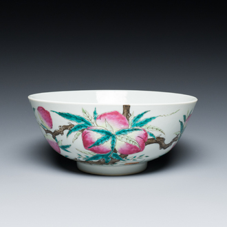 Bol en porcelaine de Chine famille rose à décor des 'neuf pêches', marque de Kangxi, 19/20ème