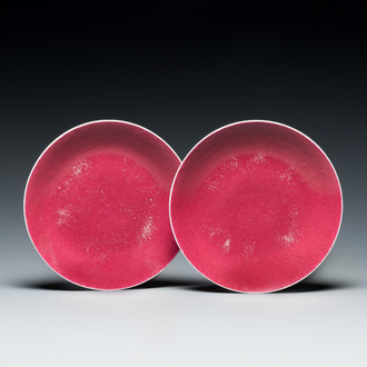 Paire d'assiettes en porcelaine de Chine en rouge de rubis monochrome, marque et époque de Jiaqing