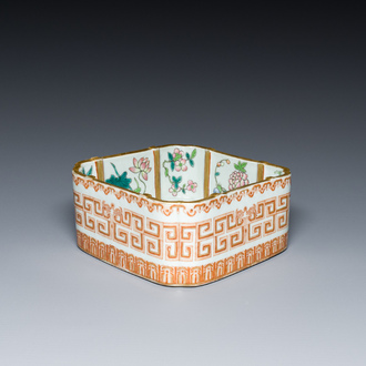 Bol de forme carrée en porcelaine de Chine famille rose, marque et époque de Daoguang