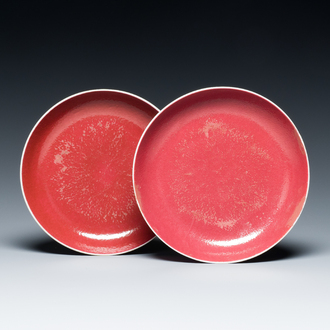 Paire d'assiettes en porcelaine de Chine en rouge de rubis monochrome, marque et époque de Jiaqing