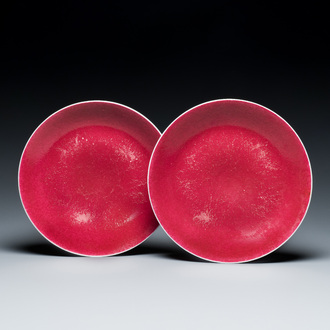 Paire de plats en porcelaine de Chine en rouge de rubis monochrome, marque et époque de Jiaqing