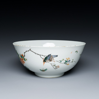 A Chinese famille verte bowl with a bird and various insects, Guangxu mark, 19/20th C.