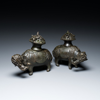 Een paar Chinese bronzen wierookbranders in de vorm van olifanten, Ming