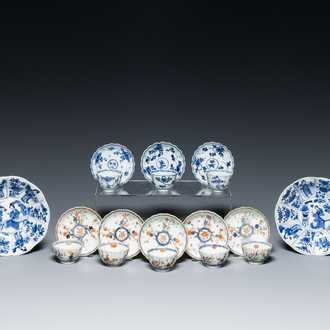 Deux assiettes et huit tasses et soucoupes en porcelaine de Chine en bleu, blanc et famille verte, Kangxi