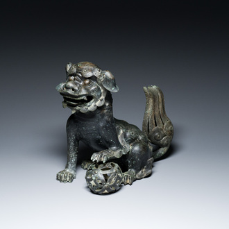 Een grote Chinese bronzen wierookbrander in de vorm van een boeddhistische leeuw, Ming