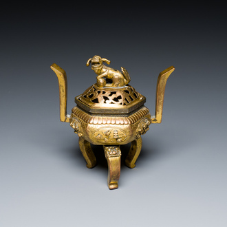 Een Chinese vergulde bronzen driepotige wierookbrander, 18/19e eeuw
