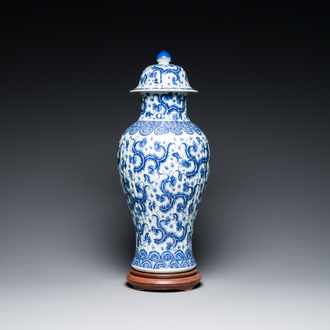 Vase couvert en porcelaine de Chine en bleu et blanc à décor floral, Kangxi