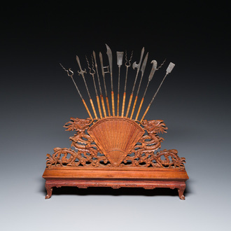 Een Chinees of Vietnamees miniatuur houten wapenrek, 19/20e eeuw