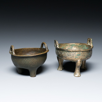 Twee Chinese bronzen driepotige rituele voedselkommen, 'ding', Westelijke Zhou en Yuan