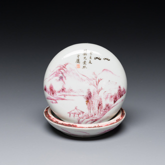 Boîte couverte à pâte rouge en porcelaine de Chine à décor d'un paysage en pourpre, signée Qing 慶, marque de sceau Mei 美, datée 1923