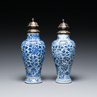 Paire de vases en porcelaine de Chine en bleu et blanc aux montures en argent, Kangxi