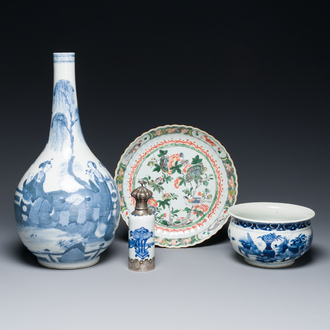 Un vase, un brûle-parfum et un flacon en porcelaine de Chine en bleu et blanc et une assiette en famille verte, Kangxi et postérieur
