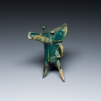 Een Chinees archaïsch bronzen ritueel wijnvat, 'jue', late Shang-dynastie