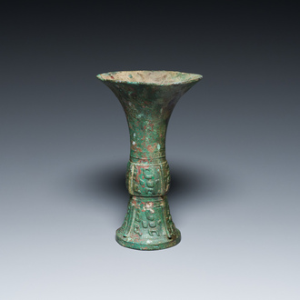 Een Chinees archaïsch bronzen ritueel wijnvat, 'gu', late Shang dynastie
