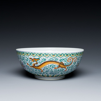 Bol en porcelaine de Chine doucai à décor de dragons, marque de Jiaqing, 19ème