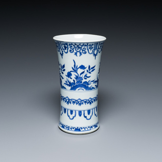 Vase en porcelaine de Chine en bleu et blanc à décor floral, Kangxi