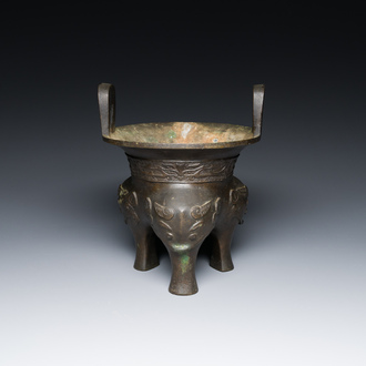 Een Chinese archaïsche bronzen driepotige wierookbrander, 'ding', Ming