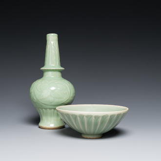 Een Chinese Longquan celadon vaas en een lotusvormige kom, Yuan of later
