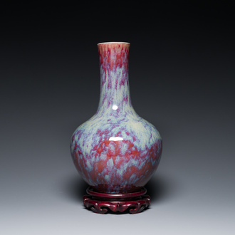 Vase de forme bouteille en porcelaine de Chine à émail flambé, 19ème