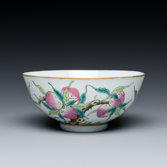 Bol en porcelaine de Chine famille rose à décor des 'neuf pêches', marque et époque de Guangxu