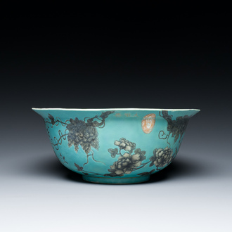 Grand bol de type Dayazhai en porcelaine de Chine à décor en grisaille sur fond turquoise, marque Yong Qing Cang Chun 永慶長春, Guangxu