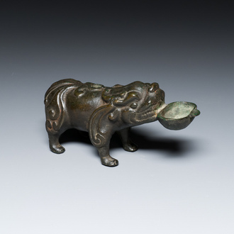 Compte-gouttes en bronze en forme de bixie avec une inscription, Chine, Ming