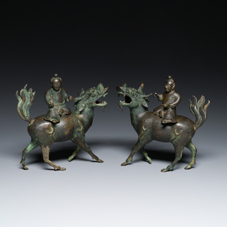 Paire de brûle-parfums en bronze en forme d'un garçon sur un qilin, Chine, Ming