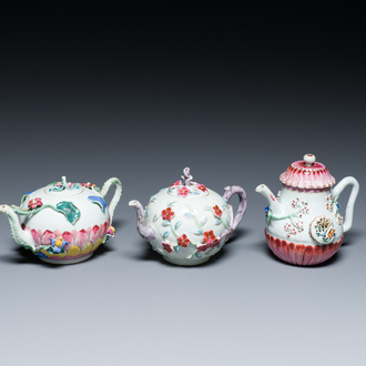 Trois théières couvertes en porcelaine de Chine famille rose aux décors floraux appliqués, Yongzheng