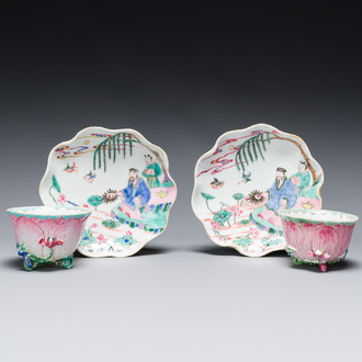 Une paire de tasses et soucoupes en porcelaine de Chine famille rose en forme de lotus, Yongzheng