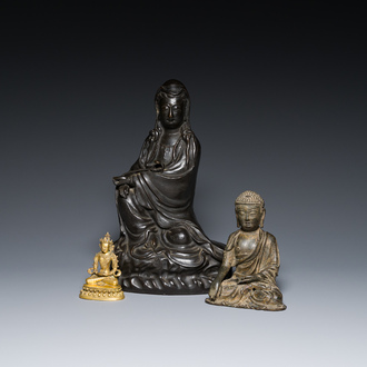 Drie Chinese bronzen sculpturen van Boeddha en Guanyin, Ming en later